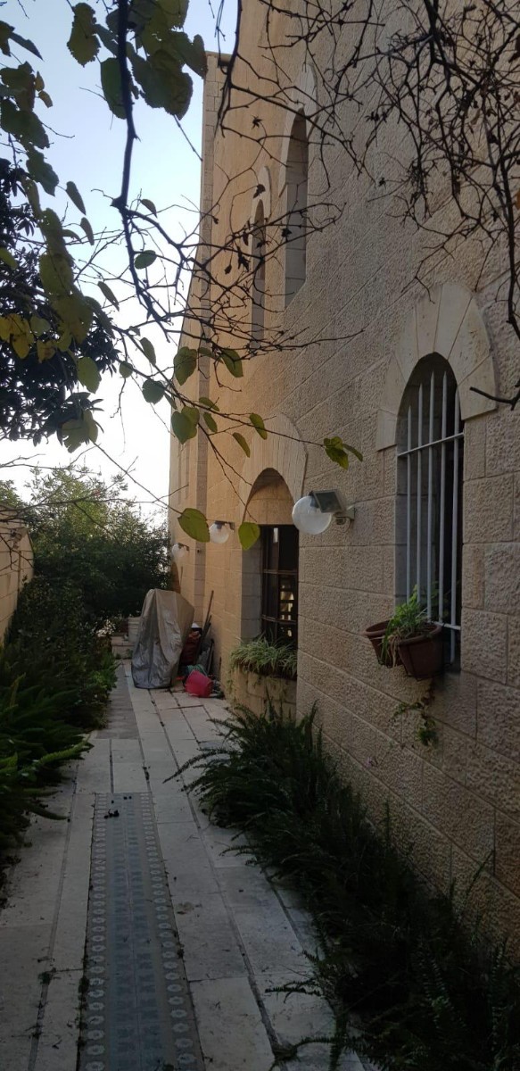 שיר"ן: בית למכירה בארנונה בירושלים