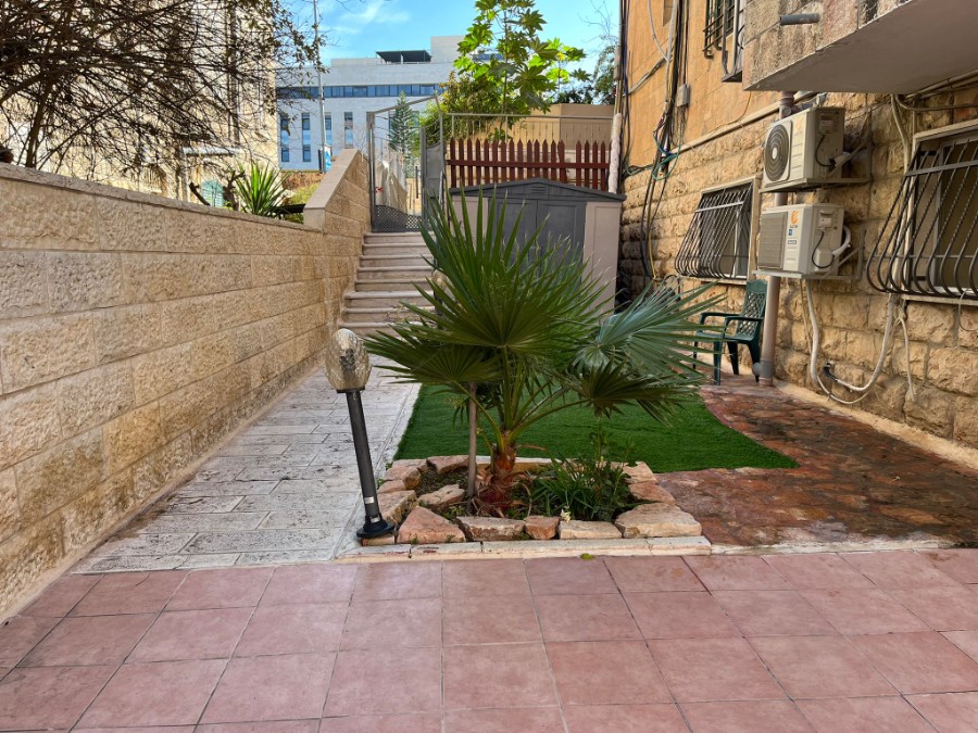 שיר"ן: דירת גן למכירה בבקעה בירושלים