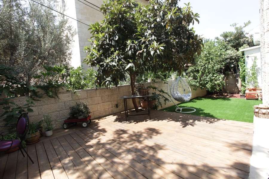 שיר"ן: דירת גן למכירה בבקעה בירושלים